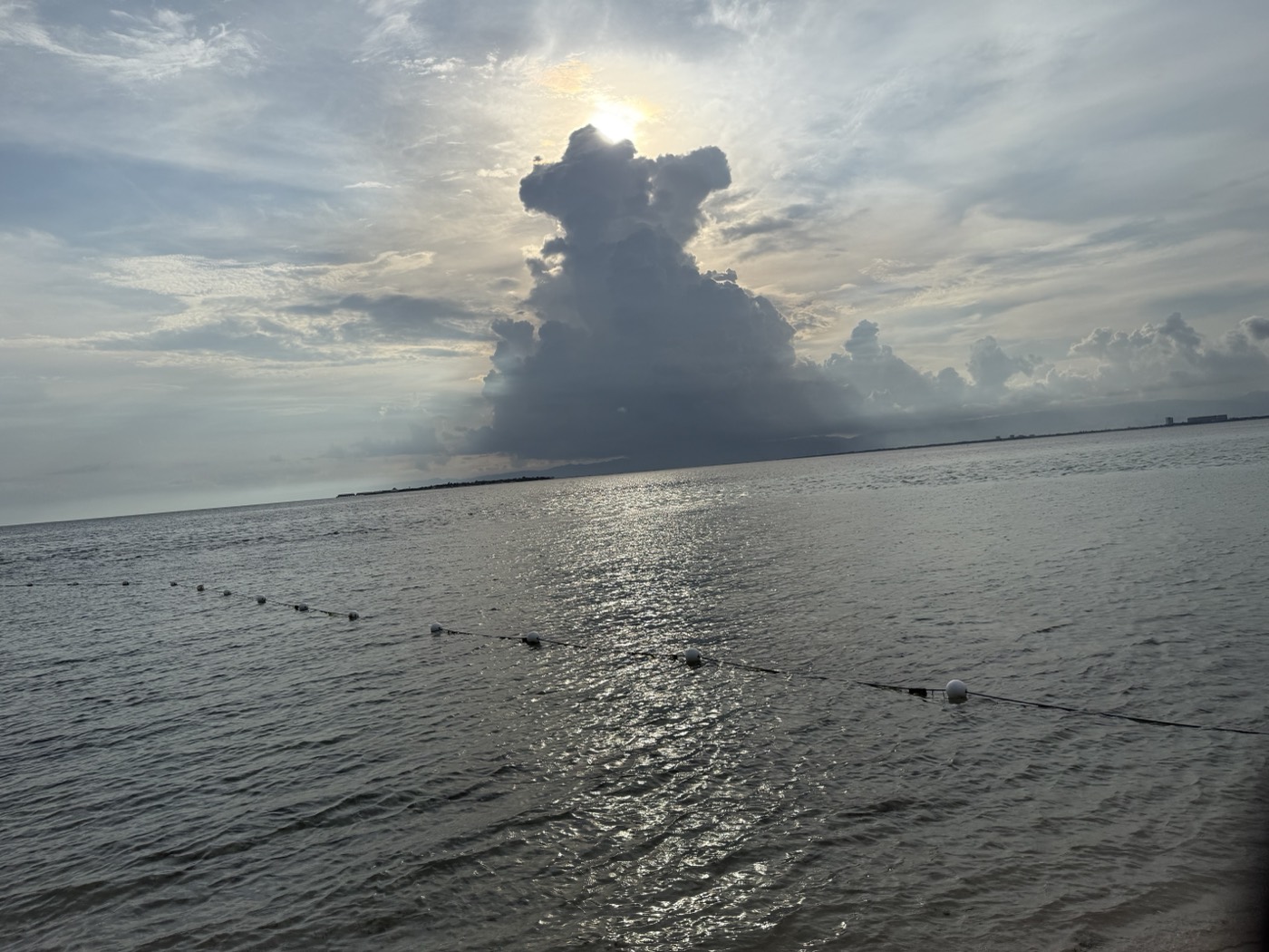 カオハガン島の遠浅の海と大きな雲