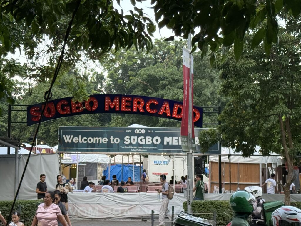 移転後のSugbo Mercado入口。SUGBO MERCADOのアーチ看板とWelcome看板