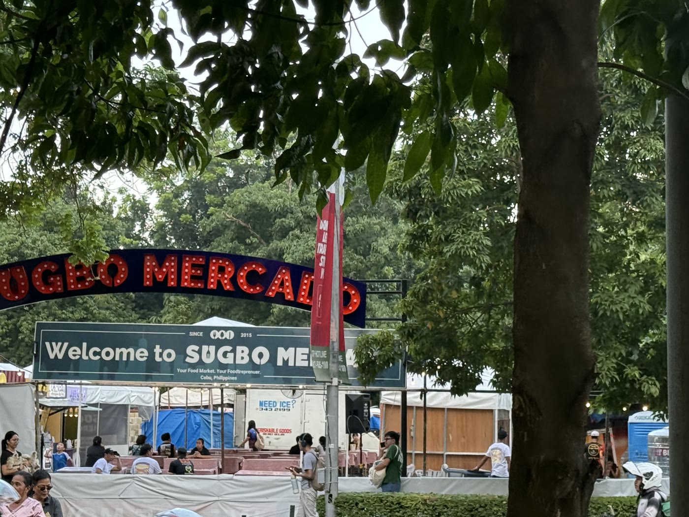 Sugbo Mercadoの「Welcome to SUGBO MERCADO SINCE 2015」の案内板