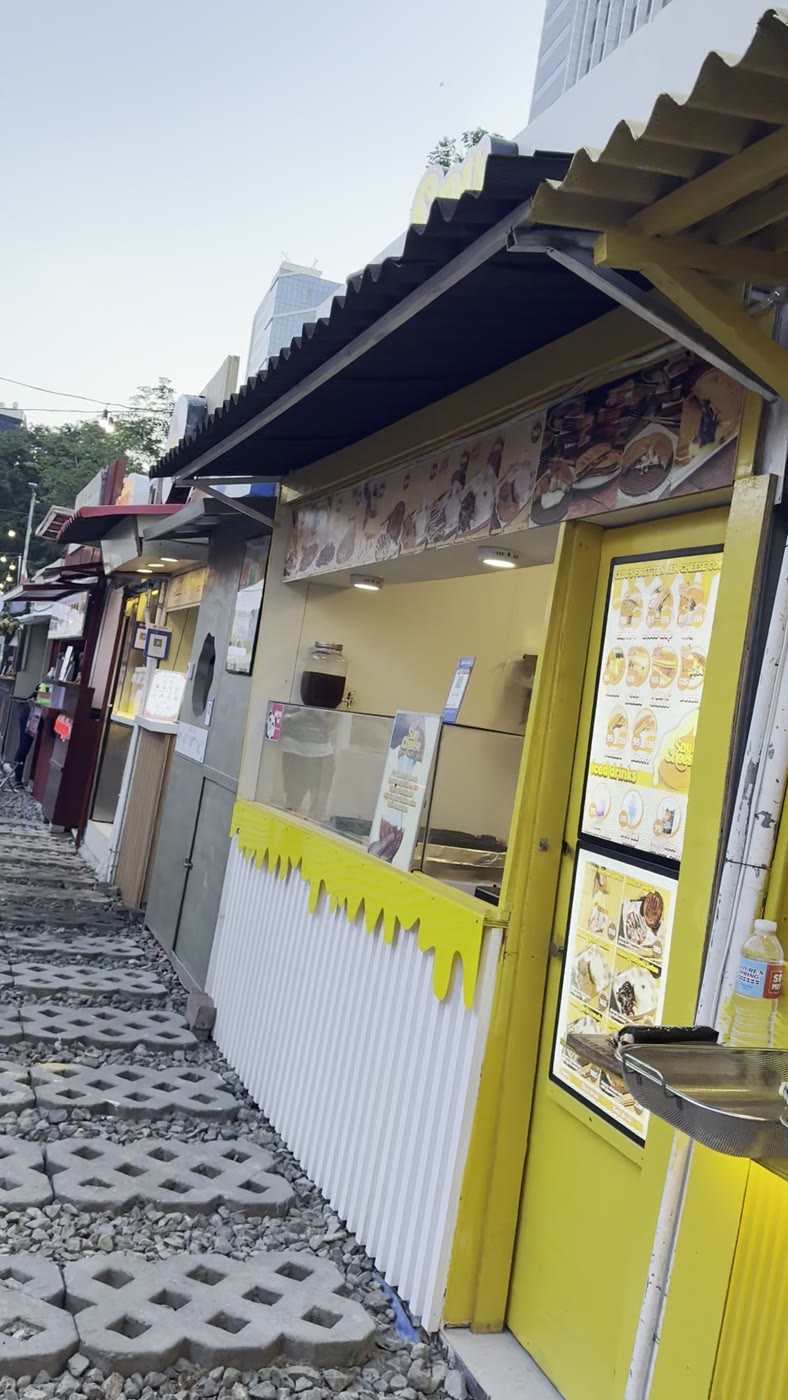 移転後のSugbo Mercadoに並ぶコンテナ型の屋台とメニュー表