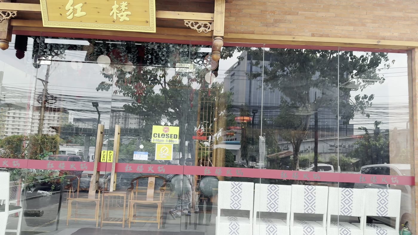 紅樓の入口ガラスに貼られた「CLOSED 3:00pm - 5:00pm」の中休みの案内