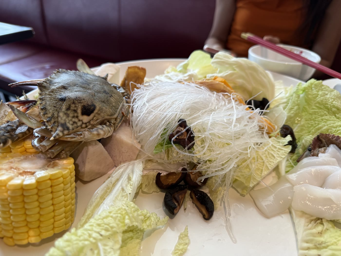 紅樓のSet Bに含まれる海鮮と野菜の盛り合わせ、ワタリガニ・イカ・とうもろこし・春雨