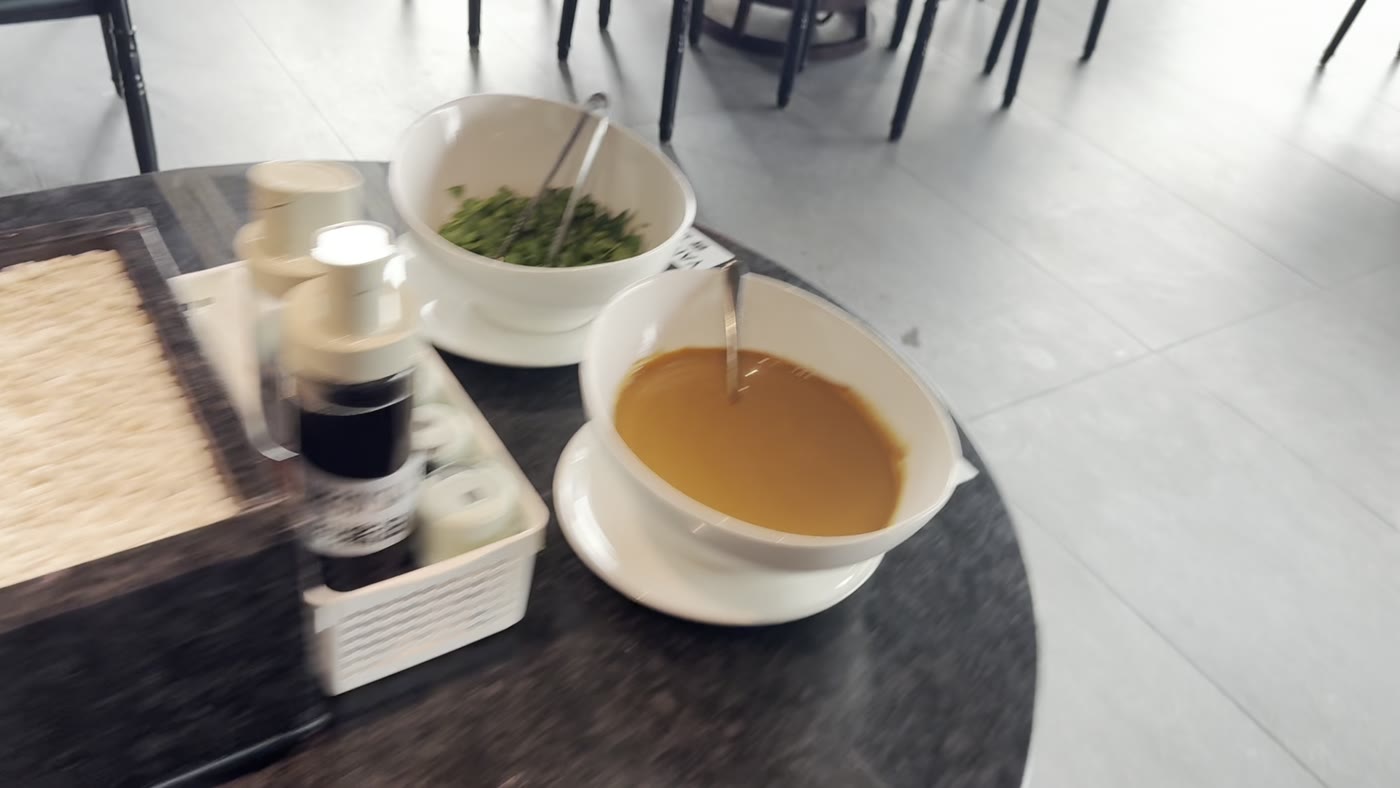 紅樓のタレコーナーに並ぶ刻みネギと沙茶醬などの調味料