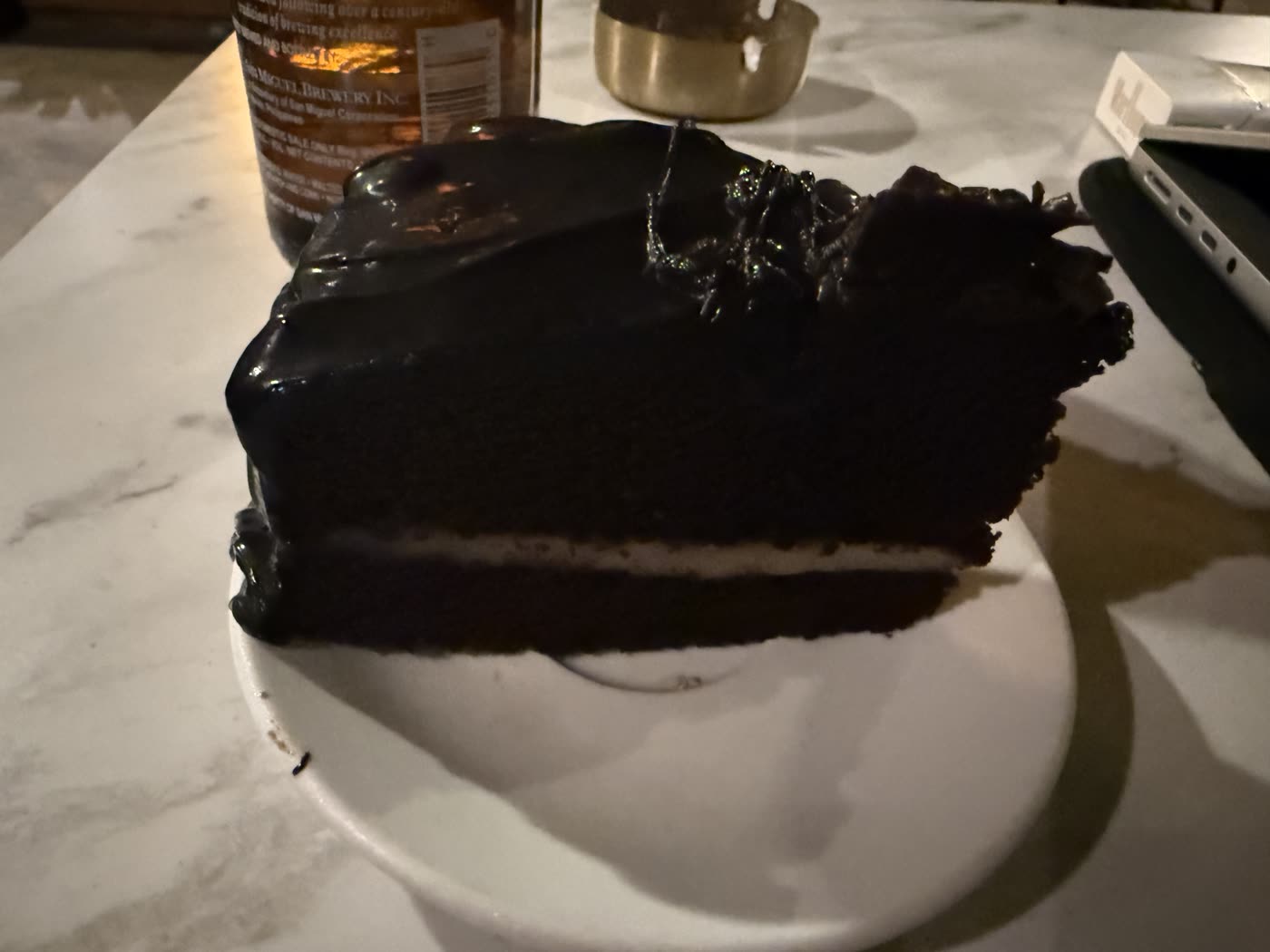 22時過ぎに注文したチョコレートケーキとサンミゲル