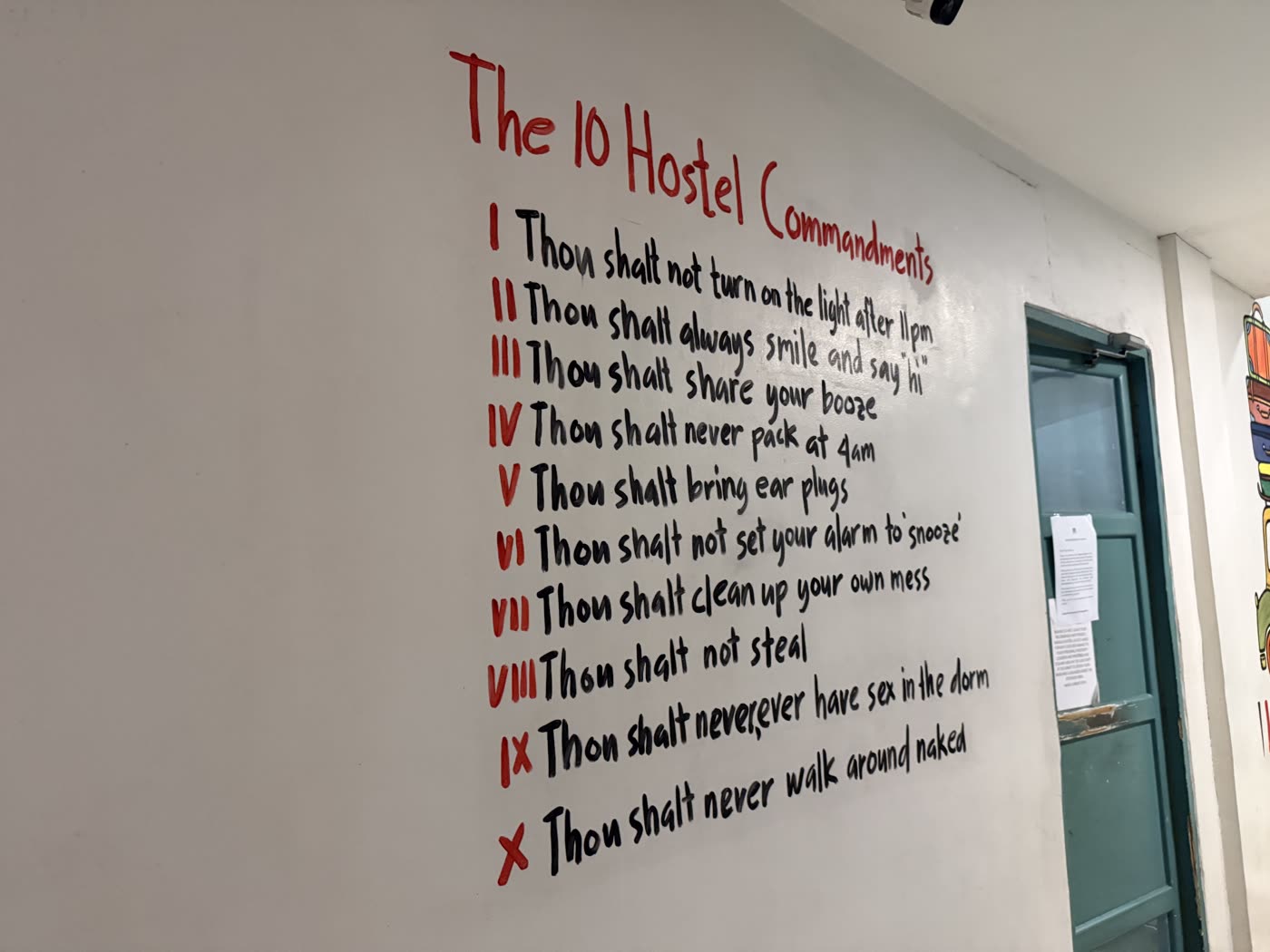 ホステル側の壁に描かれた「The 10 Hostel Commandments」
