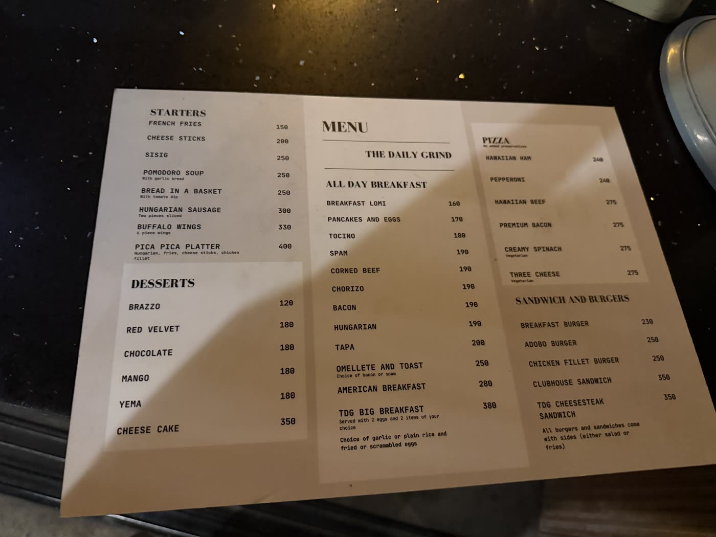 Murals Hostel & Cafeのメニュー（スターター・オールデイブレックファスト・ピザ・バーガー）
