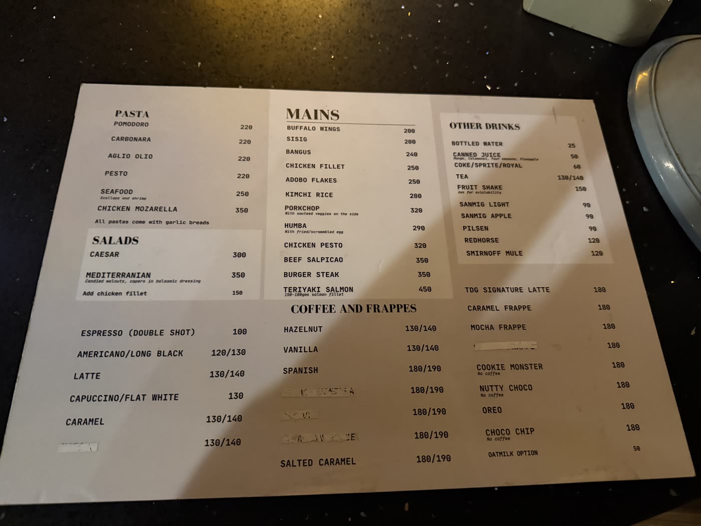 Murals Hostel & Cafeのメニュー（パスタ・メイン・コーヒー・ドリンク）