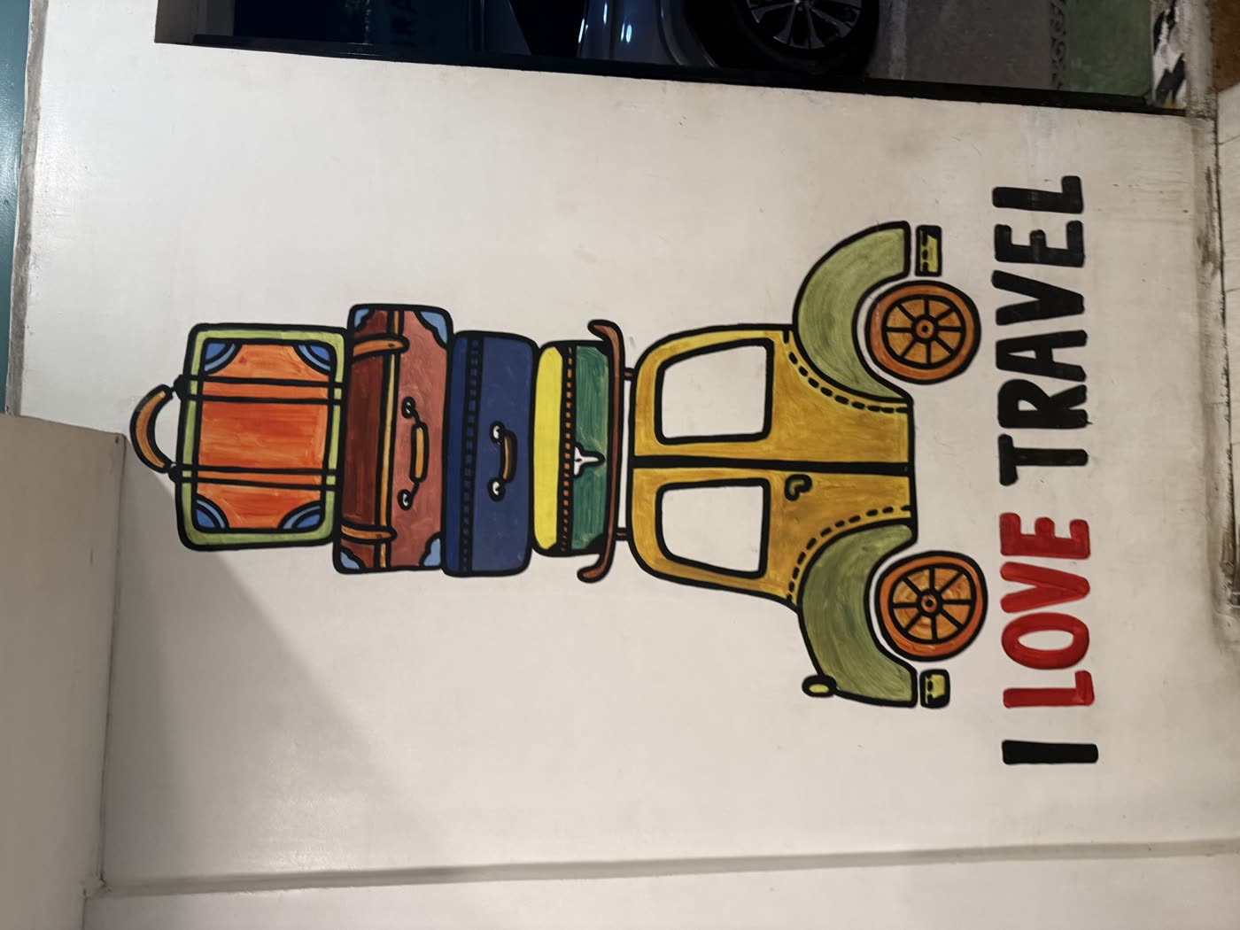 店内の「I LOVE TRAVEL」の壁画