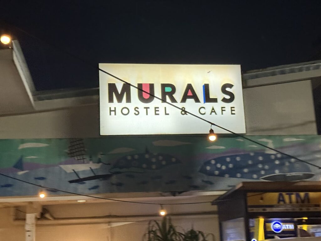 セブ市カサンバガンにあるMurals Hostel & Cafeの看板とジンベエザメの壁画